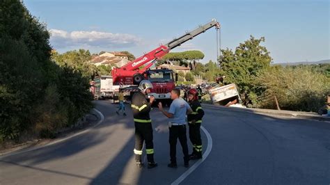 incidente san gimignano oggi|San Gimignano: tir si ribalta e travolge una famiglia. Quattro feriti ...